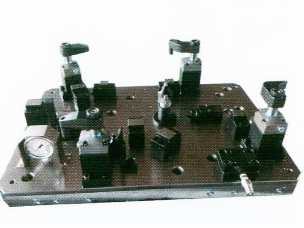 齒輪室罩蓋(gai)液壓裌具(ju)